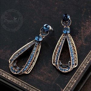 𝑇𝑒𝑎𝑟𝑑𝑟𝑜𝑝 𝐷𝑎𝑛𝑔𝑙𝑒 𝐸𝑎𝑟𝑟𝑖𝑛𝑔𝑠